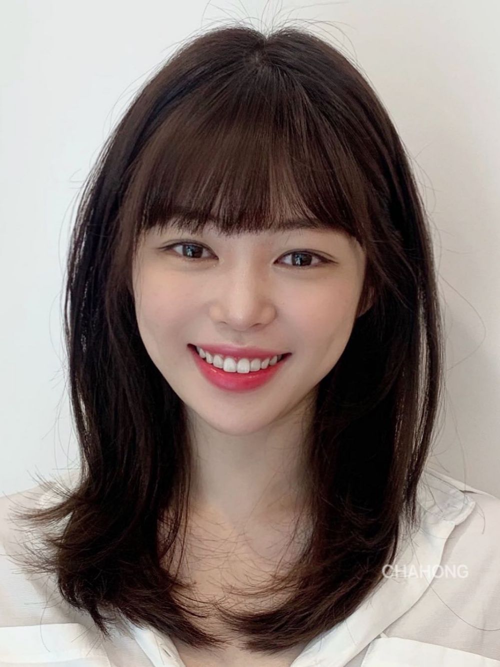 2023中長髮造型推薦!4款必剪鎖骨髮:浪漫大波浪、率性羽毛剪、隨性層次剪,歐膩最愛顯臉小髮型、手殘黨也超好整理!-6