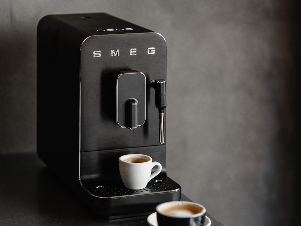 全台限定99台的高顏值咖啡機！SMEG全自動義式咖啡機「永夜黑」亮點、功能一次看！-1