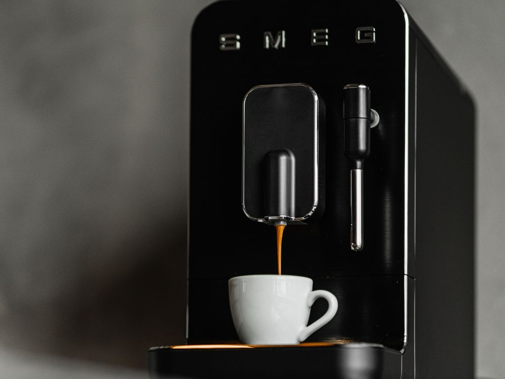 全台限定99台的高顏值咖啡機！SMEG全自動義式咖啡機「永夜黑」亮點、功能一次看！-2
