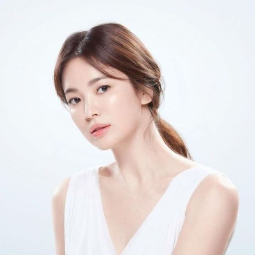 十年如一日的美貌！韓國凍齡女神宋慧喬，被歲月忘記的少女發光肌，不上妝也要做這件事！-2