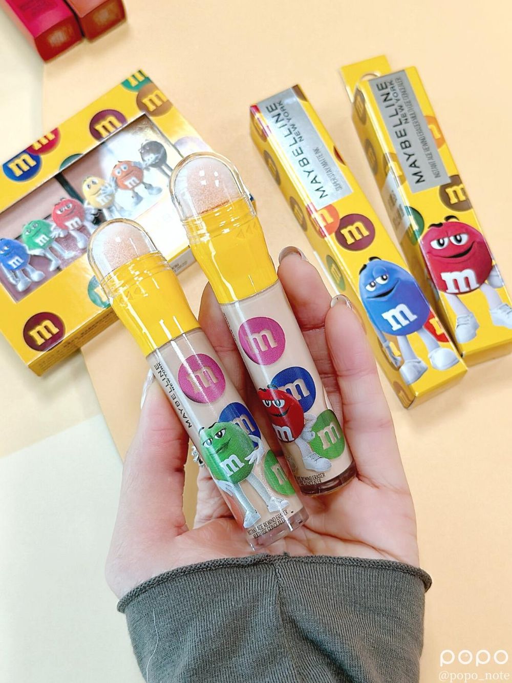 媚比琳攜手M&M’S推出爆甜聯名彩妝!必收FIT ME粉底液、黑眼圈擦擦筆、霧面唇釉...,加碼約會必勝妝容教學!-4