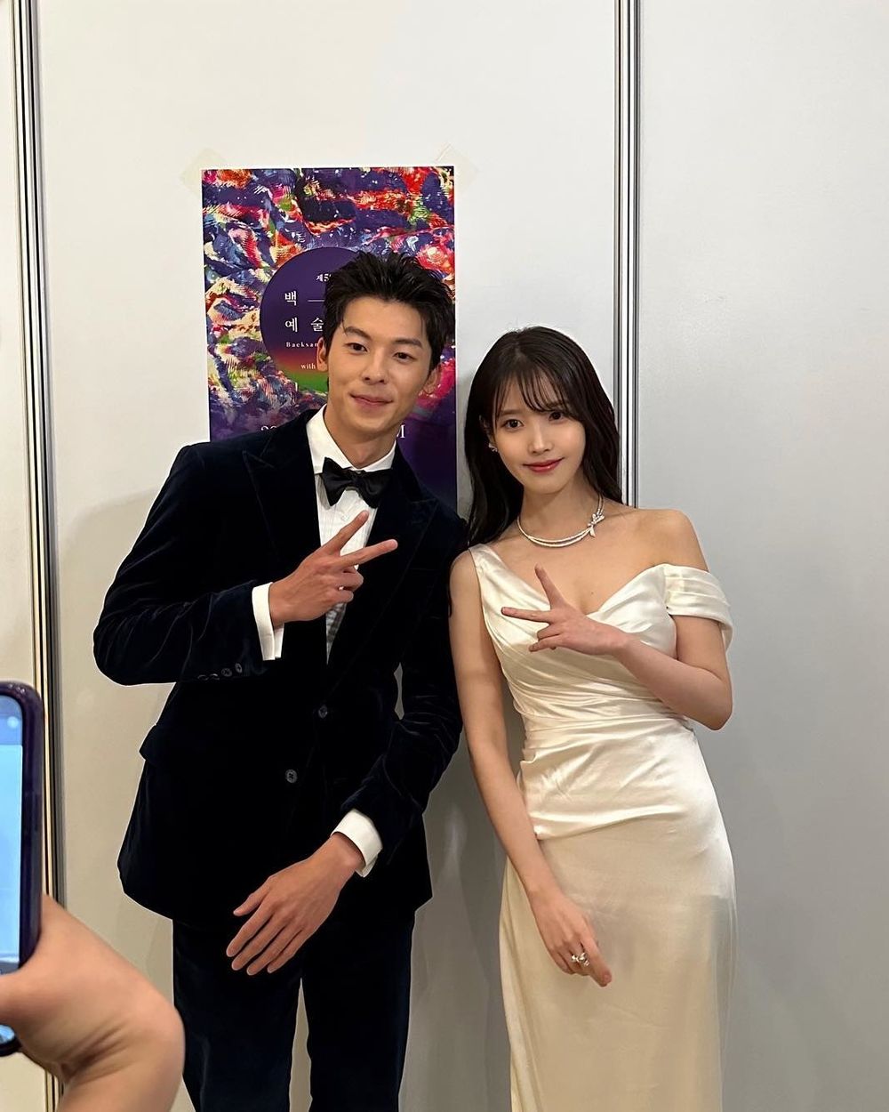 許光漢追星成功!百想典禮後台靦腆合體「女神IU」、網笑稱:「人生成就達成!」-6