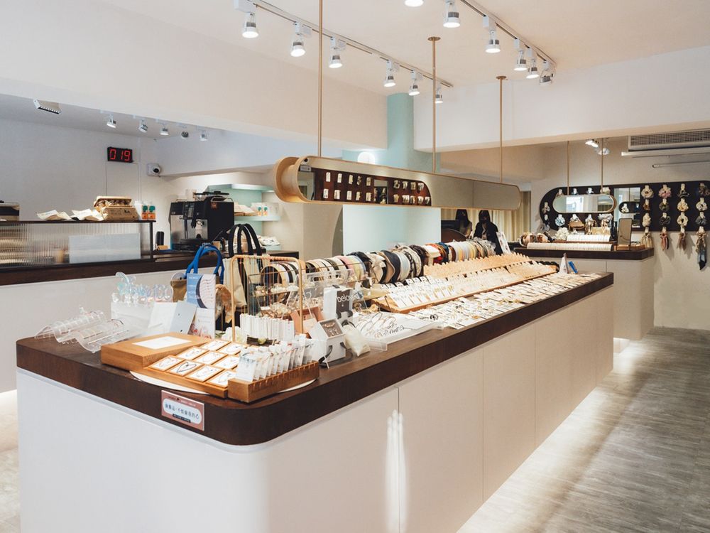 假期咖啡町Café in vacanza新開幕!純白木質店面+魚刺人鷄蛋糕,逛百元飾品邊喝下午茶!-3
