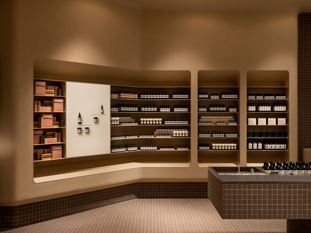 又一打卡美店開幕!Aesop『LaLaport 台中店』向製糖廠致敬,最美原米色牆面、用的竟是在地回收材料!-4