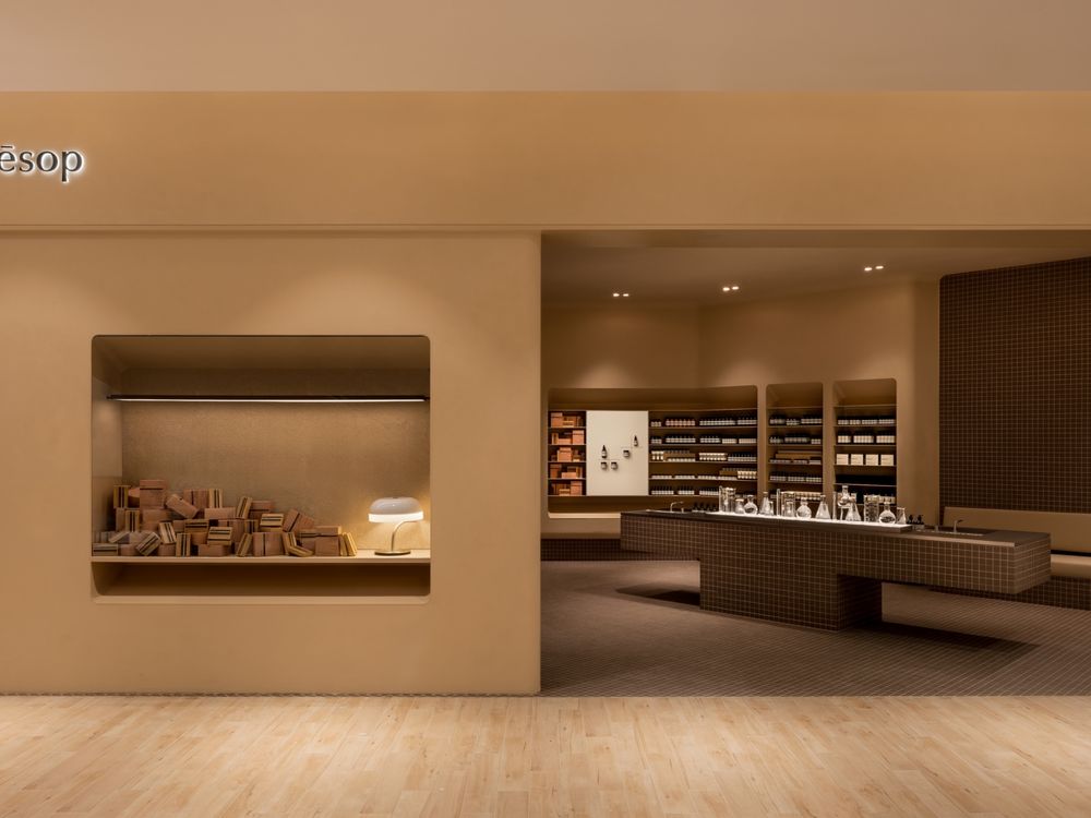又一打卡美店開幕!Aesop『LaLaport 台中店』向製糖廠致敬,最美原米色牆面、用的竟是在地回收材料!-3
