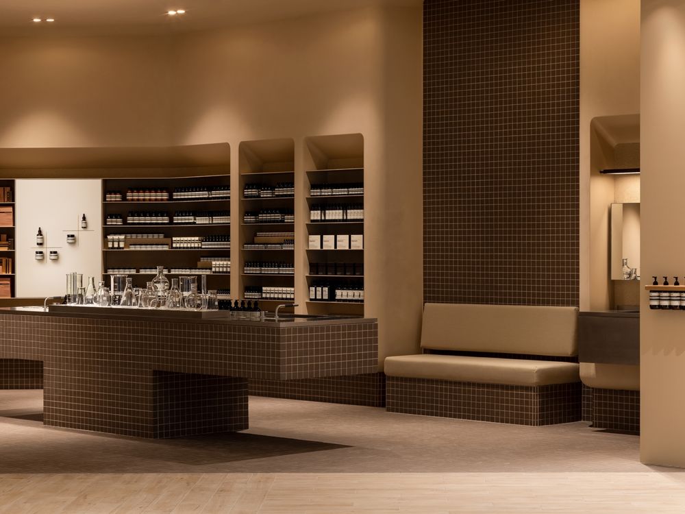 又一打卡美店開幕!Aesop『LaLaport 台中店』向製糖廠致敬,最美原米色牆面、用的竟是在地回收材料!-5