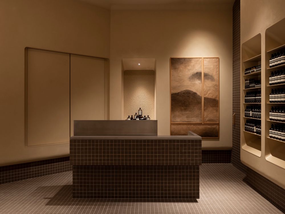 又一打卡美店開幕!Aesop『LaLaport 台中店』向製糖廠致敬,最美原米色牆面、用的竟是在地回收材料!-1