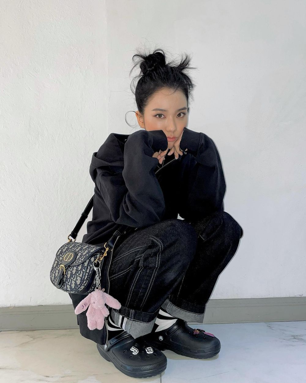 2023必買Crocs洞洞鞋穿搭圖鑑!BLACKPINK JISOO、金世正都愛、鉛筆腿都靠這雙!-5