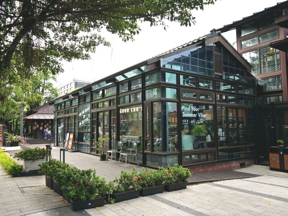 好丘x小草作限定快閃店中店!打造360度夢幻玻璃屋,澎派芒果貝果、消暑花草果茶同步發售!-1