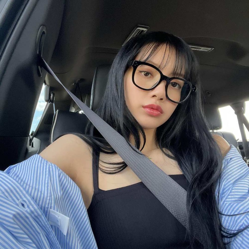 戴眼鏡也能精緻又漂亮！4個必遵守的偽素顏眼鏡妝容技巧，畫完保證雙眼乾淨有神、氣色超澎潤！-5