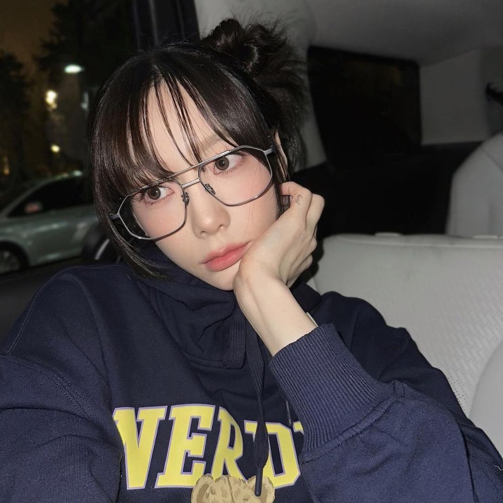 戴眼鏡也能精緻又漂亮！4個必遵守的偽素顏眼鏡妝容技巧，畫完保證雙眼乾淨有神、氣色超澎潤！-3