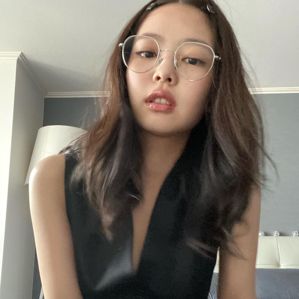 戴眼鏡也能精緻又漂亮！4個必遵守的偽素顏眼鏡妝容技巧，畫完保證雙眼乾淨有神、氣色超澎潤！-2