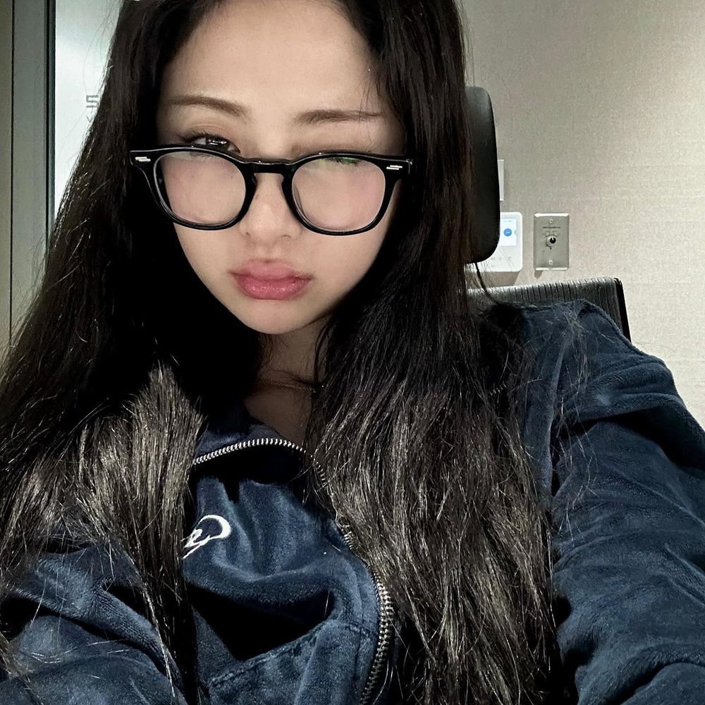 戴眼鏡也能精緻又漂亮！4個必遵守的偽素顏眼鏡妝容技巧，畫完保證雙眼乾淨有神、氣色超澎潤！-4