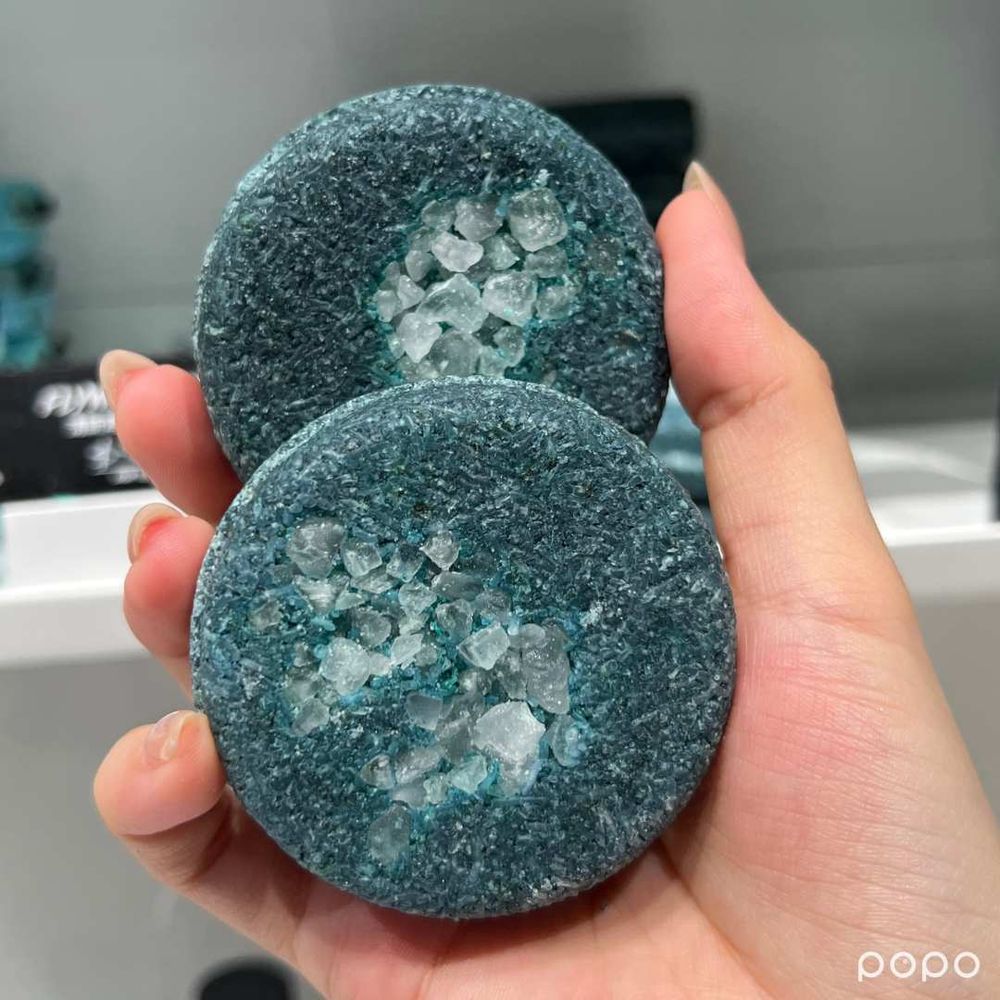 LUSH買什麼?2023 LUSH必買夏日清爽好物推薦:蓬鬆洗髮皂、涼感果凍眼膜、香氛泡泡浴,從頭到腳讓你又香又涼快-2