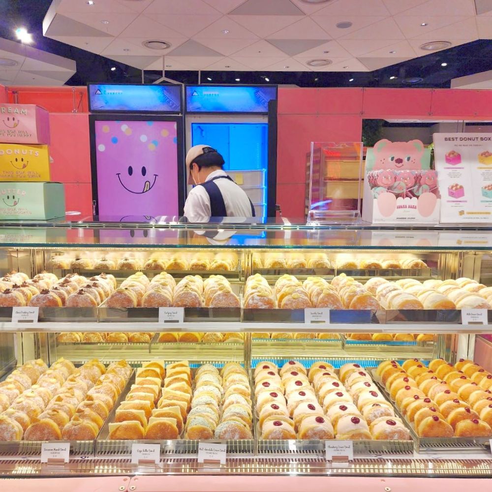 韓國人氣甜甜圈Knotted快閃登台!與BTS聯名、台灣限定口味、15款超萌周邊...甜點控必吃!-2