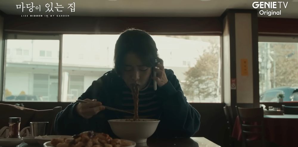 驚悚韓劇《有院子的家》林智妍狂吃「喪夫餐」引熱潮!金泰希遭老公藥物控制成瘋女人,兩大女神神演技被讚爆!-4