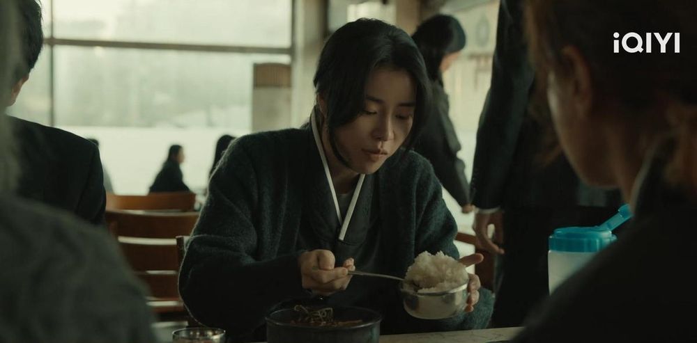 驚悚韓劇《有院子的家》林智妍狂吃「喪夫餐」引熱潮!金泰希遭老公藥物控制成瘋女人,兩大女神神演技被讚爆!-5