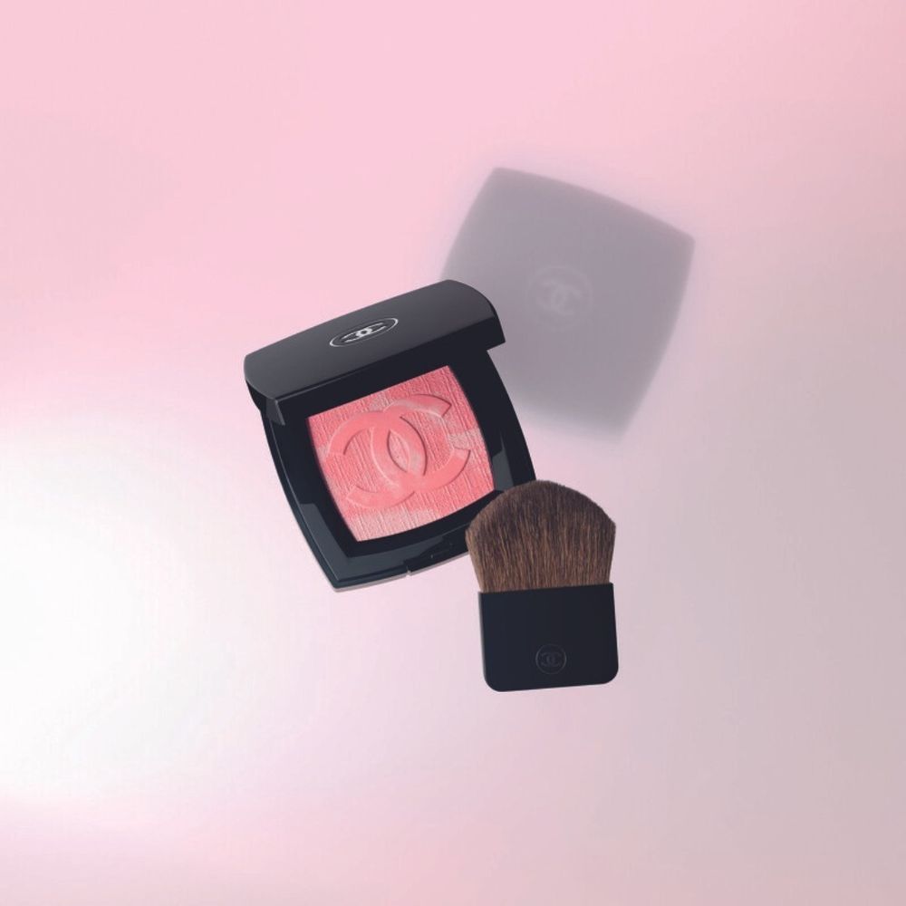 2023春夏彩妝!CHANEL「渲染布料壓紋腮紅」,兼具打亮頰彩+玫瑰漸層粉色,一抹薄透蜜光、高級顏秒完成!-1