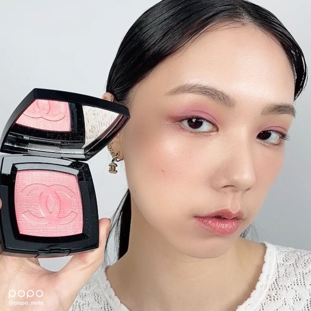 2023春夏彩妝！CHANEL「渲染布料壓紋腮紅」，兼具打亮頰彩＋玫瑰漸層粉色，一抹薄透蜜光、高級顏秒完成！-8