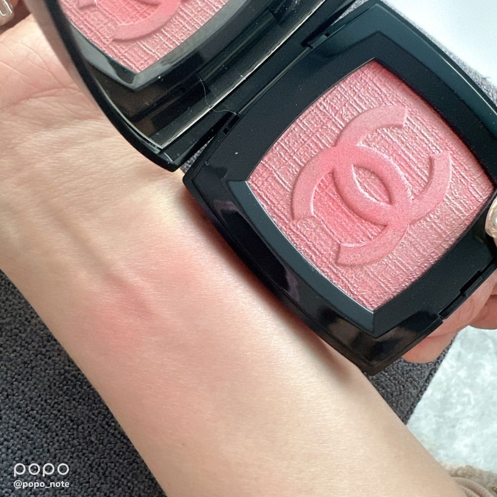 2023春夏彩妝!CHANEL「渲染布料壓紋腮紅」,兼具打亮頰彩+玫瑰漸層粉色,一抹薄透蜜光、高級顏秒完成!-5
