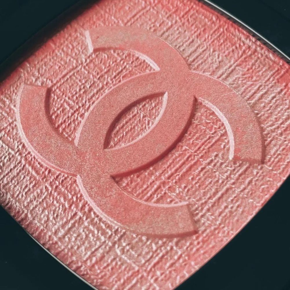 2023春夏彩妝!CHANEL「渲染布料壓紋腮紅」,兼具打亮頰彩+玫瑰漸層粉色,一抹薄透蜜光、高級顏秒完成!-4