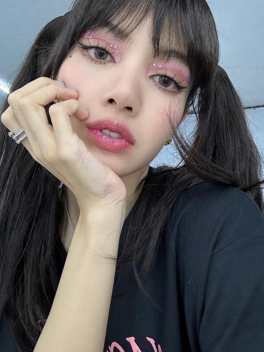 BLACKPINK妝容畫法公開!寶石水鑽妝、純欲小貓眼線...,畫上同款派對妝容,迎接BLACKPINK演唱會-2