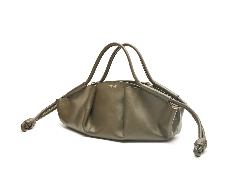 韓團NMIXX團員愛用款!LOEWE 新爆款Paseo水餃包,澎澎大容量太可愛!-12
