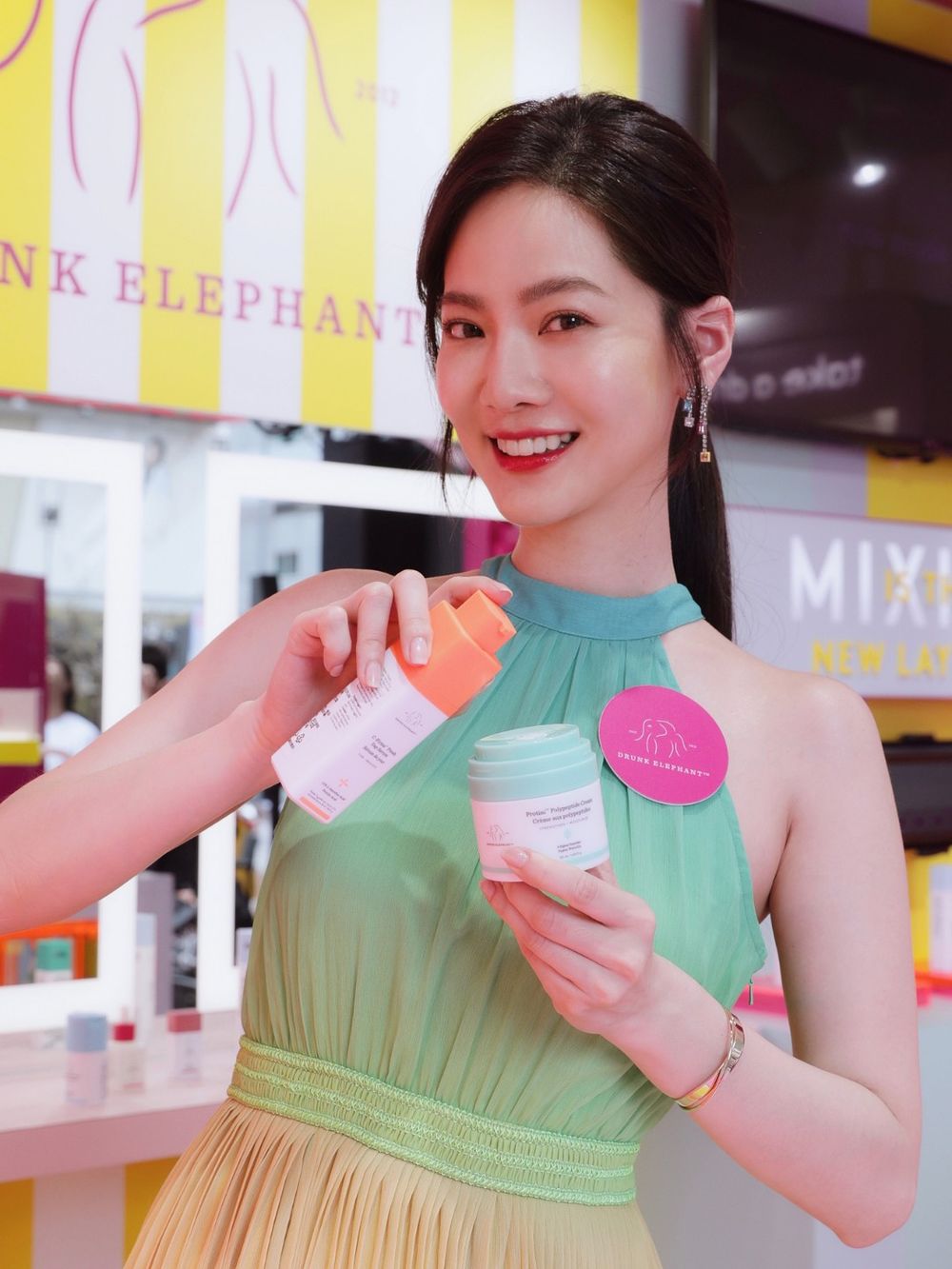 醉象快閃店降臨A11!聊姊曾之喬愛用「果昔保養法」,大推維他命C精華、緊緻抗老霜,這樣搭配肌膚淨白緊緻又透亮!-3