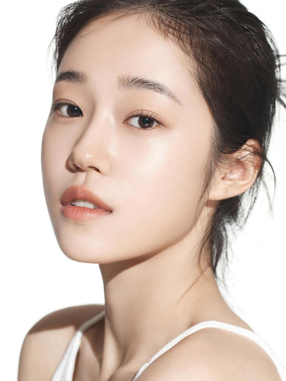 2023韓系彩妝關鍵字!兔系妝容當道:BLACKPINK同款水洗煙燻妝、水光感底妝、透明感腮藍,加碼2023眼影盤推薦-1