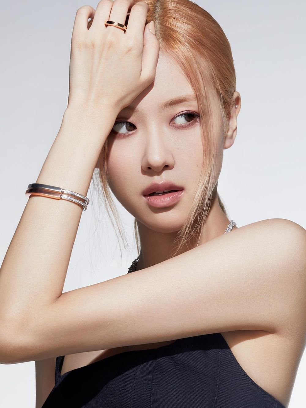 2023韓系彩妝關鍵字!兔系妝容當道:BLACKPINK同款水洗煙燻妝、水光感底妝、透明感腮藍,加碼2023眼影盤推薦-9