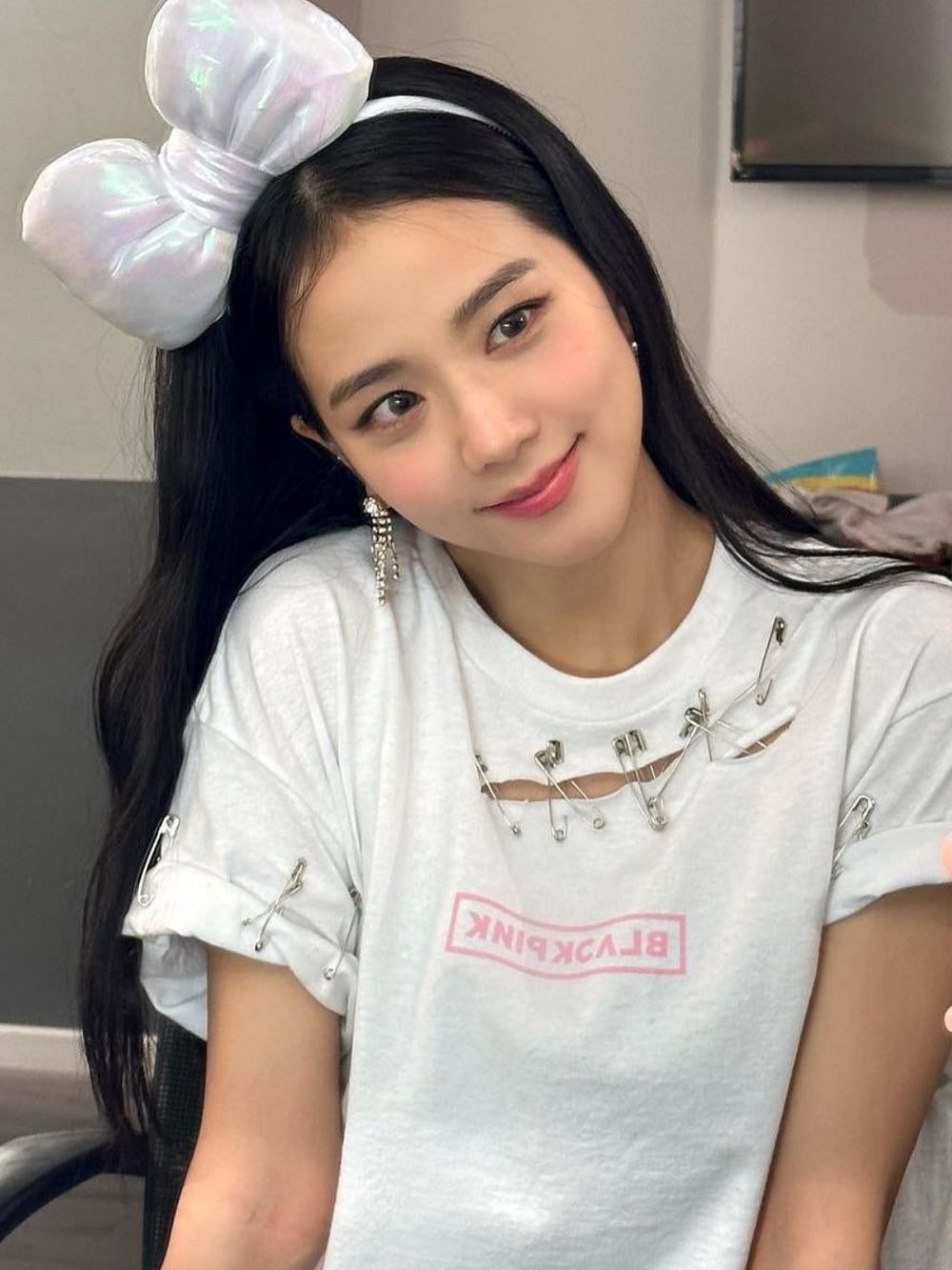 2023韓系彩妝關鍵字!兔系妝容當道:BLACKPINK同款水洗煙燻妝、水光感底妝、透明感腮藍,加碼2023眼影盤推薦-4
