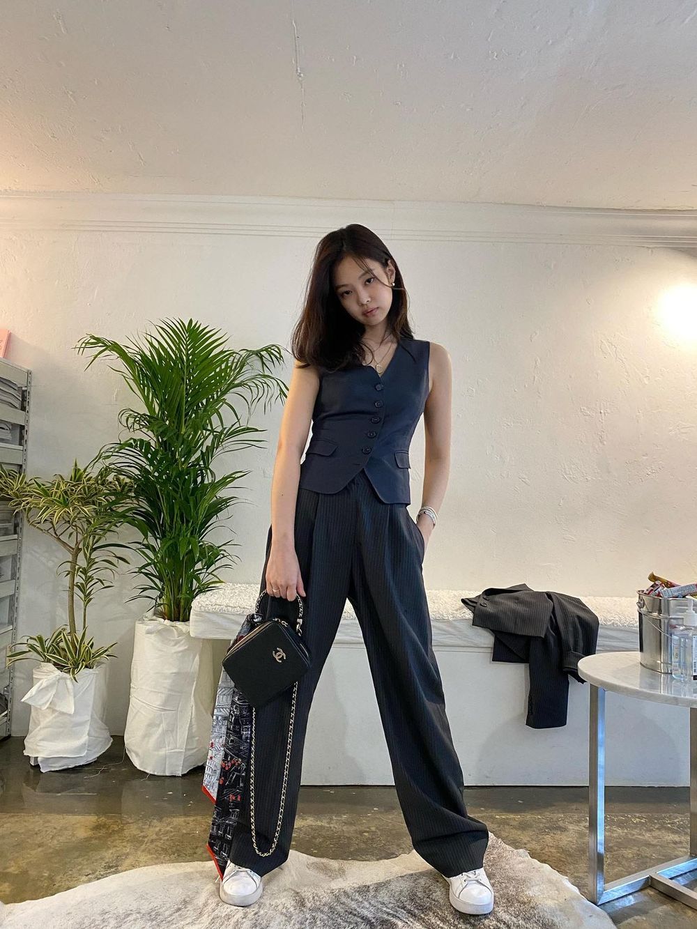 2023女孩必學『小白鞋穿搭』攻略!BLACKPINK、太妍都靠這些小心機顯腿細!-8