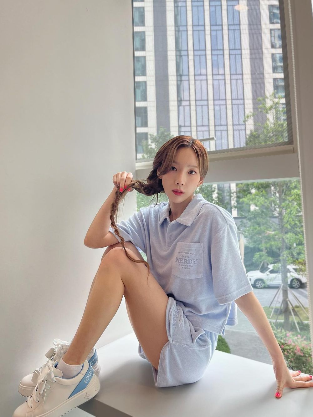 2023女孩必學『小白鞋穿搭』攻略!BLACKPINK、太妍都靠這些小心機顯腿細!-5