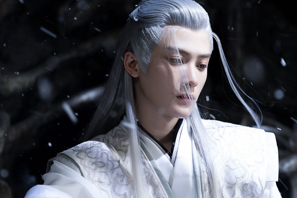 8位古裝陸劇白髮男神！檀健次《長相思》神仙下凡、成毅自帶仙氣，王鶴棣《蒼蘭訣》一掃負評帥出新高度！-5