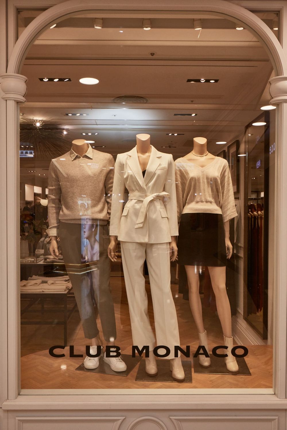 老錢風極致「靜奢風」穿搭！Club Monaco秋冬全新老花圖騰！袁艾菲、許路兒穿起來超好看！-5
