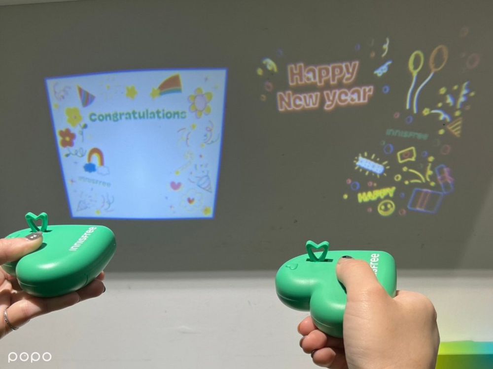 2023聖誕交換禮物推薦！INNISFREE繽紛多巴胺聖誕禮盒，綠茶籽、維他命C、A醇精華通通入組！滿額贈投影燈太可愛～-16