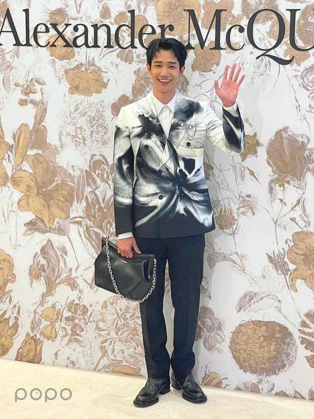 Alexander McQueen全新系列眾星都愛！林柏宏搶揹這款包、邵雨薇穿皮裙大秀美腿！-6