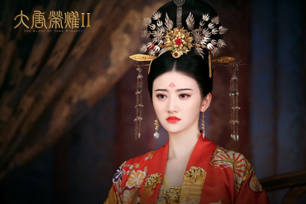 盤點7位古裝陸劇「皇后」角色！白鹿《寧安如夢》化身心機壞皇后，迪麗熱巴造型翻車，「最美皇后」是她！-9