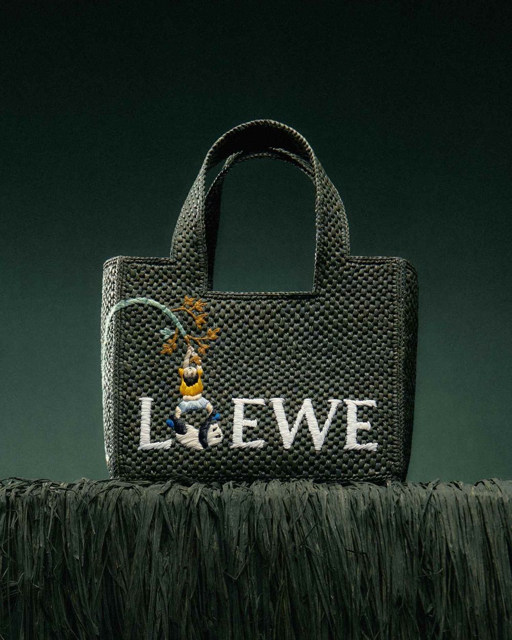 2023聖誕節LOEWE限定太可愛！經典PUZZLE包、吊床包配上熊貓企鵝、融化少女心！-11