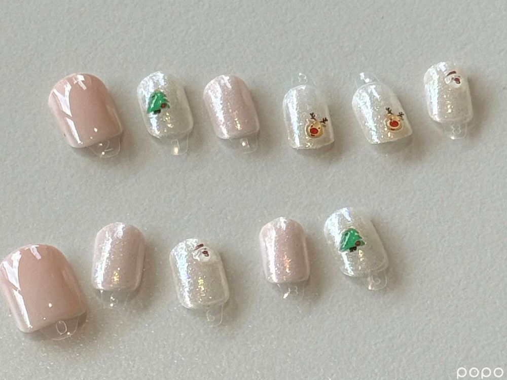 屈臣氏獨家熱賣開架指彩！最新聖誕款式TOP8，莫蘭迪貓眼美甲、薑餅人凝膠指甲貼、麋鹿美甲片...，輕鬆穿戴、可愛爆表！-3