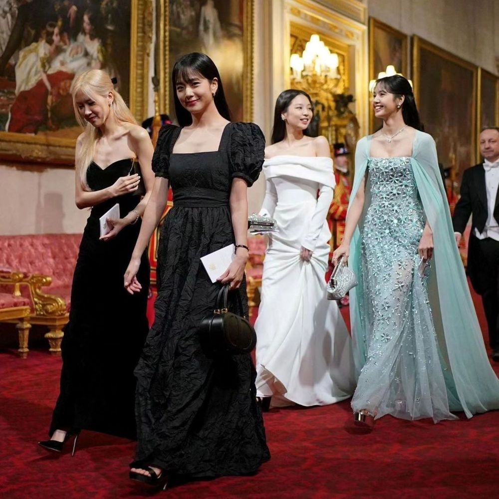 BLACKPINK四公主合體出席英國白金漢宮晚宴！Jisoo、Lisa夢幻禮服包包來自這些品牌！-1