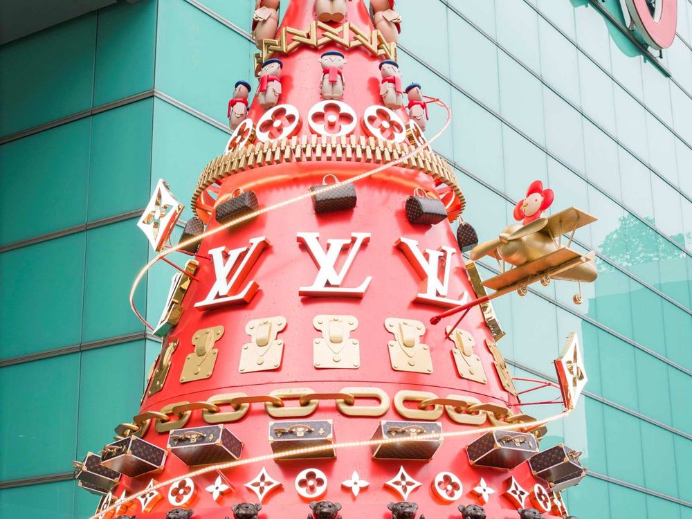 台灣首座LV聖誕樹空降台北復興SOGO！巨型10公尺包夢幻包包聖誕樹絕對要朝聖！-13