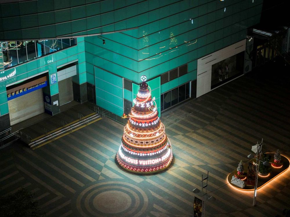 台灣首座LV聖誕樹空降台北復興SOGO！巨型10公尺包夢幻包包聖誕樹絕對要朝聖！-10