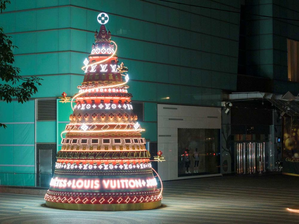台灣首座LV聖誕樹空降台北復興SOGO！巨型10公尺包夢幻包包聖誕樹絕對要朝聖！-1