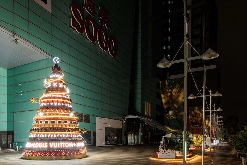 台灣首座LV聖誕樹空降台北復興SOGO！巨型10公尺包夢幻包包聖誕樹絕對要朝聖！-6