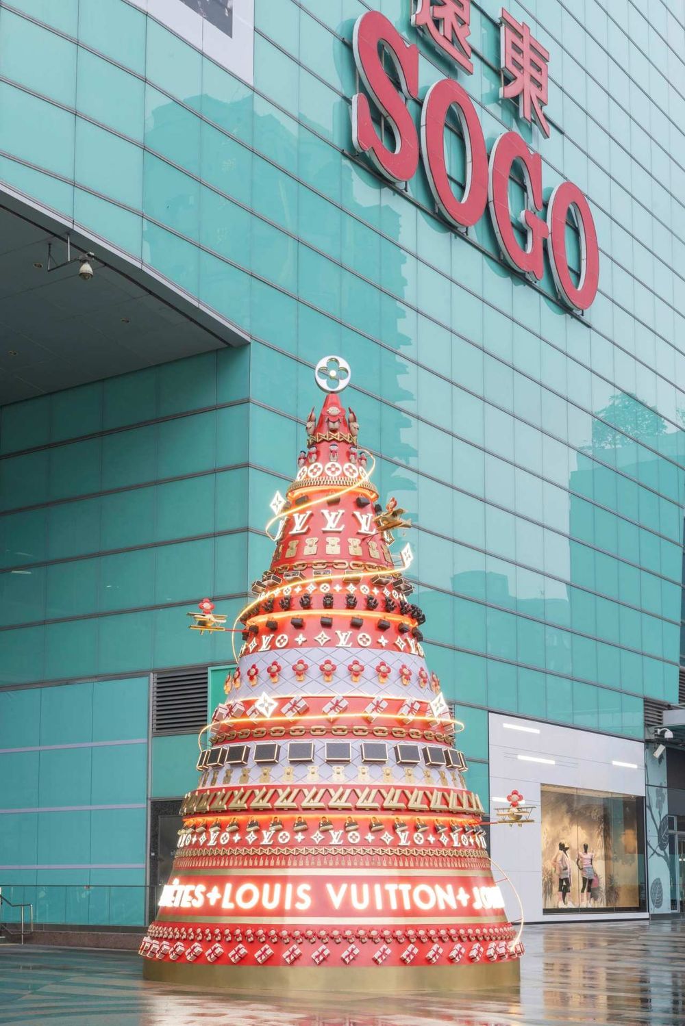 台灣首座LV聖誕樹空降台北復興SOGO！巨型10公尺包夢幻包包聖誕樹絕對要朝聖！-11