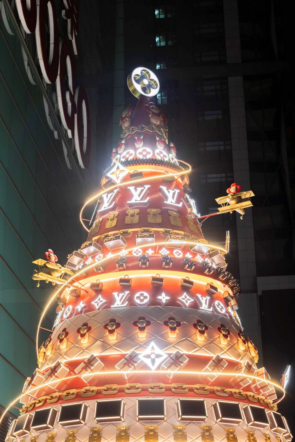 台灣首座LV聖誕樹空降台北復興SOGO！巨型10公尺包夢幻包包聖誕樹絕對要朝聖！-5