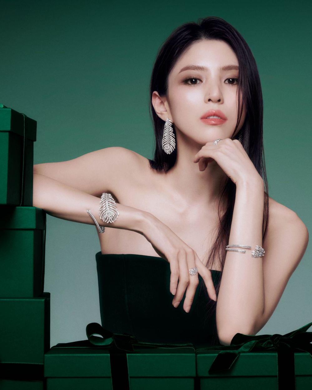 美到不可思議！韓韶禧、昆凌親自傳授「Boucheron耳環」立體瘦臉密技！-11