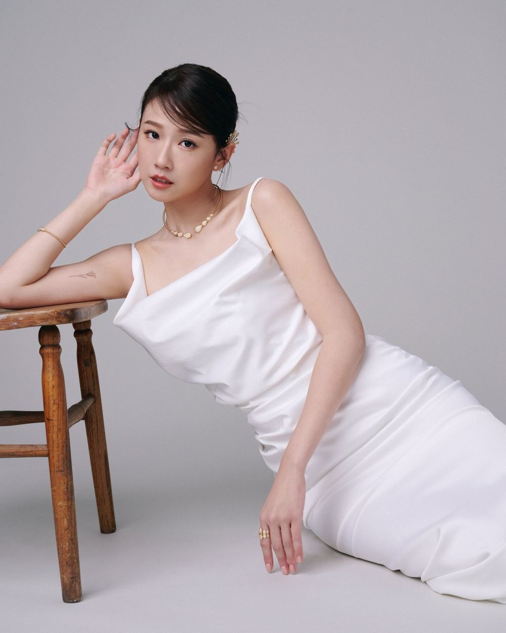 美到不可思議！韓韶禧、昆凌親自傳授「Boucheron耳環」立體瘦臉密技！-4