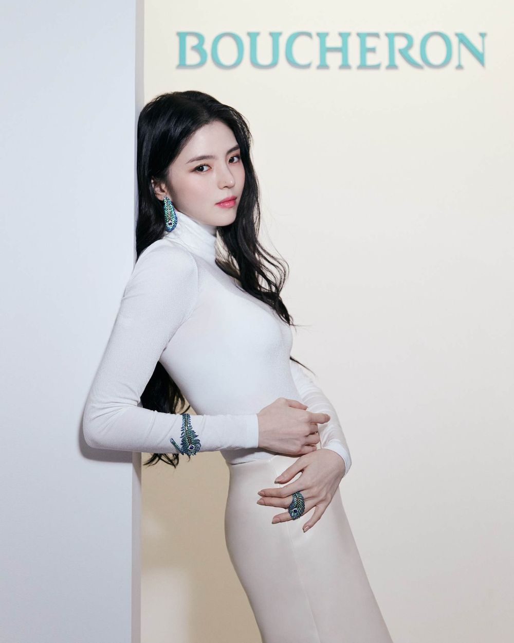 美到不可思議！韓韶禧、昆凌親自傳授「Boucheron耳環」立體瘦臉密技！-12
